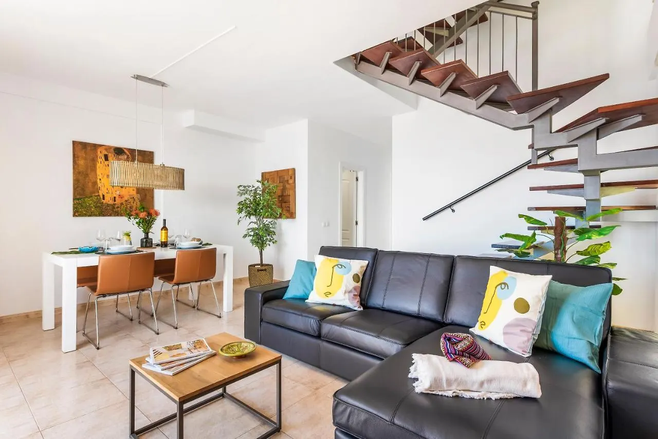 Beachfront Triplex With Swimming Pool & Parking Radazul Daire